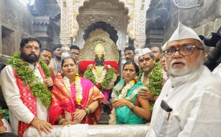 मुख्यमंत्री एकनाथ शिंदे यांनी सपत्नीक विठ्ठल-रुक्मिणी मंदिरात महापूजा