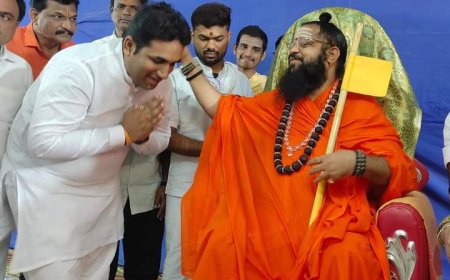 उपमुख्यमंत्री फडणवीस यांच्या वाढदिवसानिमित्त ५४ हजार वह्या वाटपाचा काशीपीठ जगद्गुरूंच्या हस्ते शुभारंभ