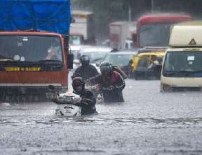 पावसात गाडी बुडाली, वाहून गेली कार-बाईक, जाणून घ्या इन्श्युरन्स क्लेम मिळेल की नाही