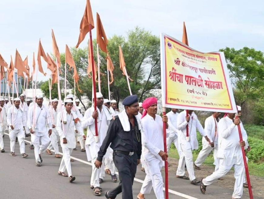 जिल्हा प्रशासनाच्या वतीने कासेगाव येथे गजानन महाराज पालखीचे स्वागत