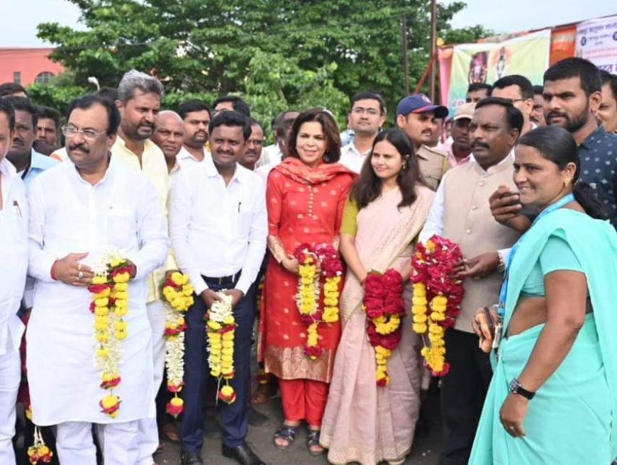 जिल्हा प्रशासनाच्या वतीने कासेगाव येथे गजानन महाराज पालखीचे स्वागत