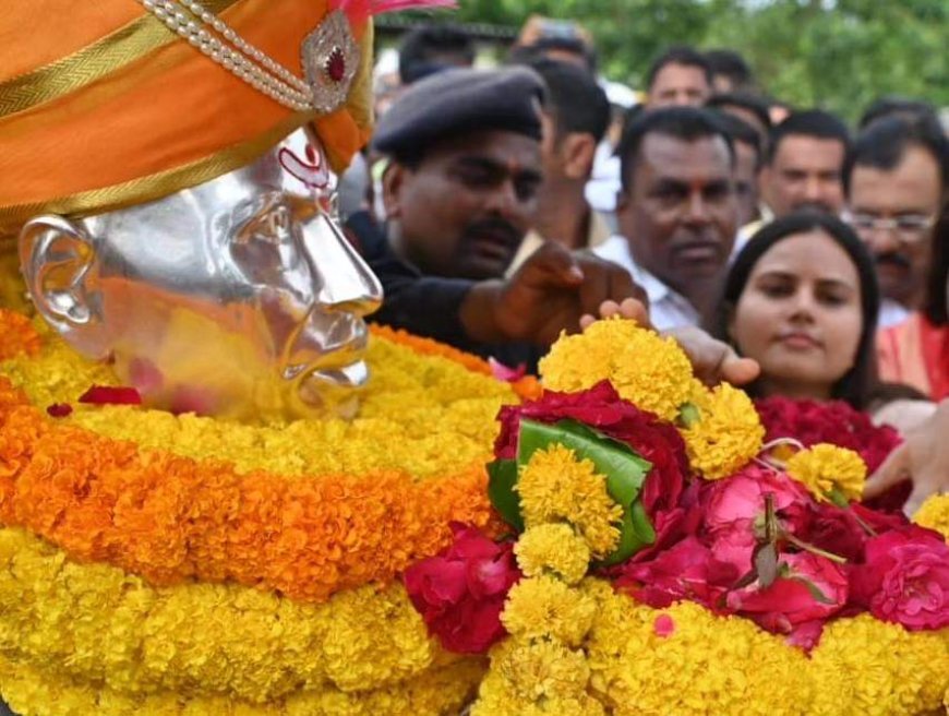 जिल्हा प्रशासनाच्या वतीने कासेगाव येथे गजानन महाराज पालखीचे स्वागत