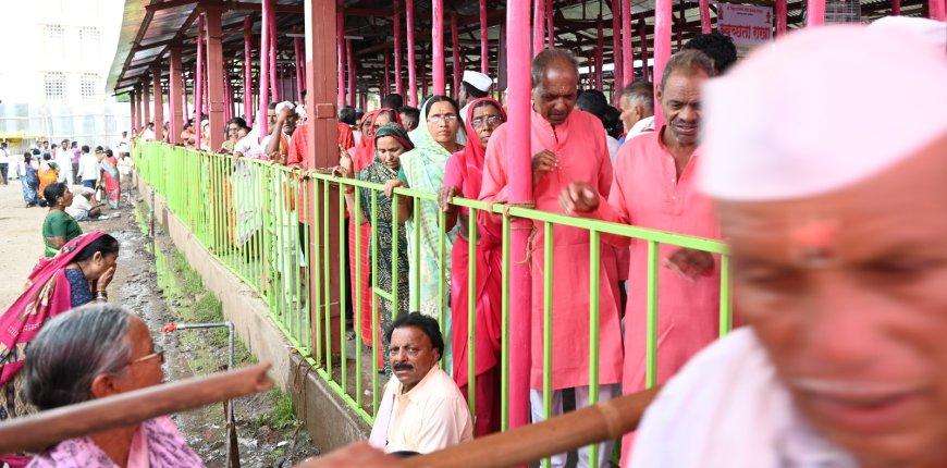 विठ्ठल रुक्मिणीचे व्हीआयपी दर्शन बंद केल्याने भाविकांमधून समाधान व्यक्त