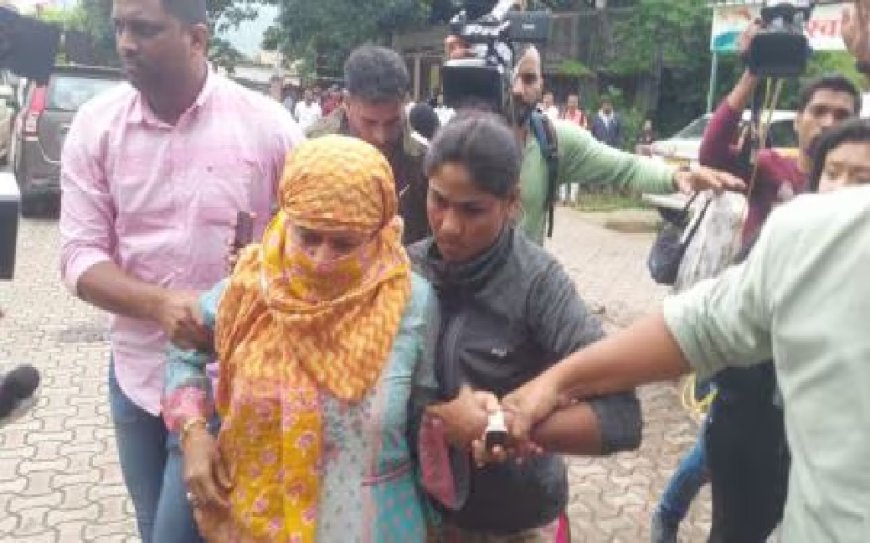 मनोरमा खेडकरला पकडायला गेले, ‘इंदूबाई ढाकणे’ सापडली लॉजवर