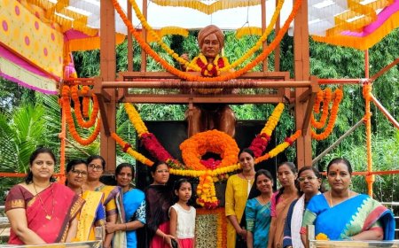 पद्मशाली सखी संघम तर्फे  राष्ट्रीय हातमाग दिनानिमित्त विणकर पुतळ्यास अभिवादन...