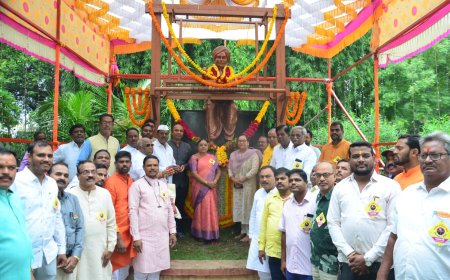 राष्ट्रीय हातमाग दिवस दिनानिमित्त हातमाग करणाऱ्या प्रतिकात्मक पुतळ्यास अभिवादन