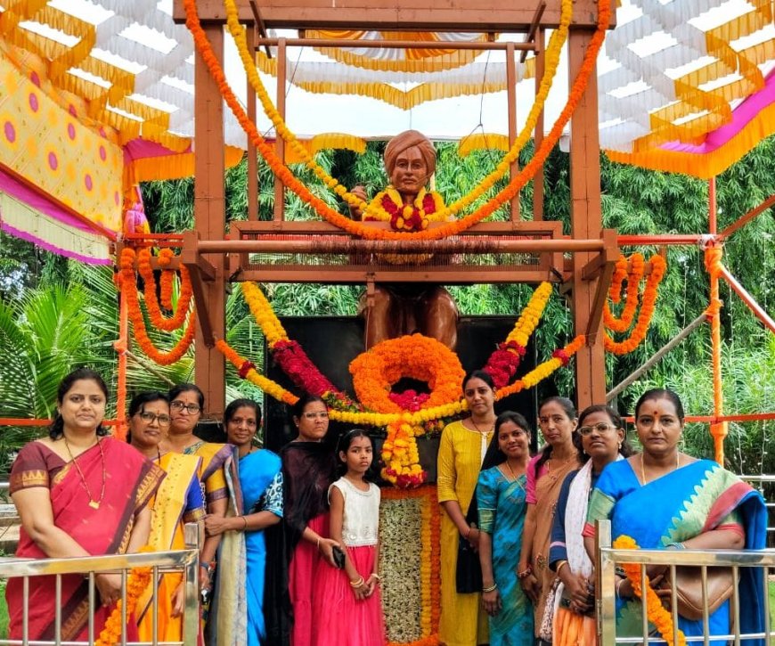 पद्मशाली सखी संघम तर्फे राष्ट्रीय हातमाग दिनानिमित्त विणकर पुतळ्यास अभिवादन...