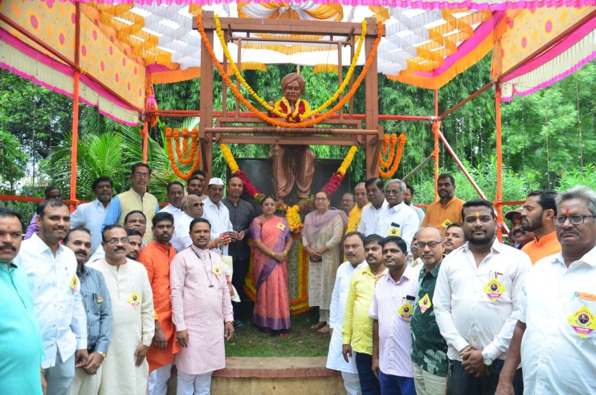 राष्ट्रीय हातमाग दिवस दिनानिमित्त हातमाग करणाऱ्या प्रतिकात्मक पुतळ्यास अभिवादन