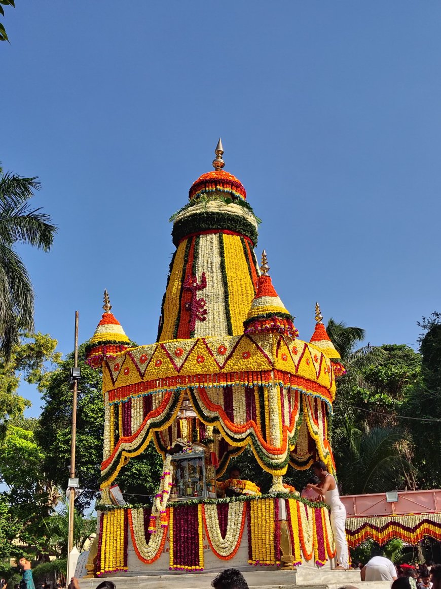 श्री सिध्देश्वर महाराजांच्या समाधीस तिरंगा ध्वजाची  आकर्षक प्रतिकृती…