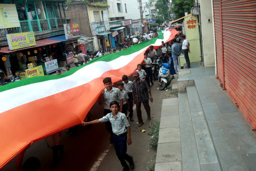 अभाविप आणि मॉडर्न प्राथमिक व हायस्कूल यांच्या संयुक्त विद्यमाने ३०१ फुटी तिरंगा पदयात्रेचे आयोजन..
