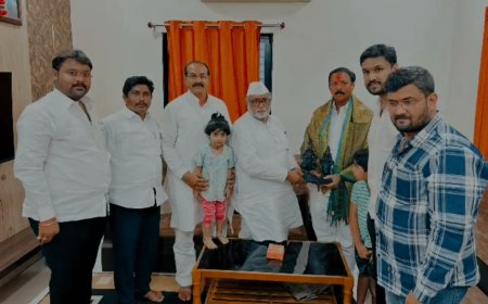 आ.विजयकुमार देशमुख यांना विठुरायाचे महावस्त्र-प्रसाद