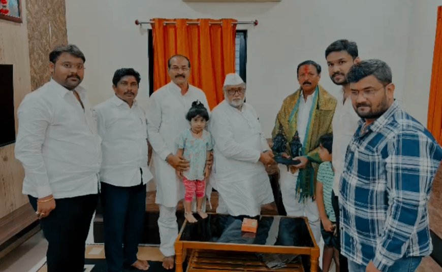 आ.विजयकुमार देशमुख यांना विठुरायाचे महावस्त्र-प्रसाद