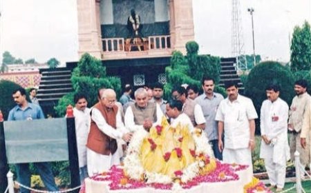 अटलजींनंतर नरेंद्र मोदींची संघाच्या स्मृती मंदिराला भेट