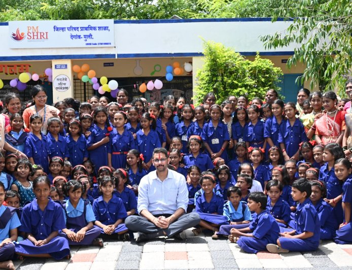 शाळेचा पहिलाच दिवस, विद्यार्थ्यांना दिले 'आशीर्वाद'। विवेकानंद विद्यालयात प्रभातफेरी