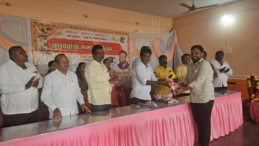 पत्रकार तेजस मुद्दे यांचा सत्कार