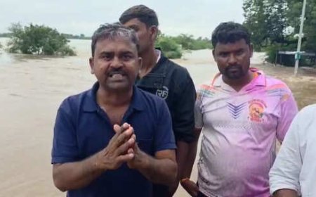 पुराच्या पाण्यामुळे रेस्क्यू टीमची बोट पंक्चर