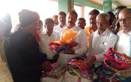 बृहन्मठ होटगी संस्थेतर्फे पूरबाधितांना साहित्य वाटप व आरोग्य तपासणी