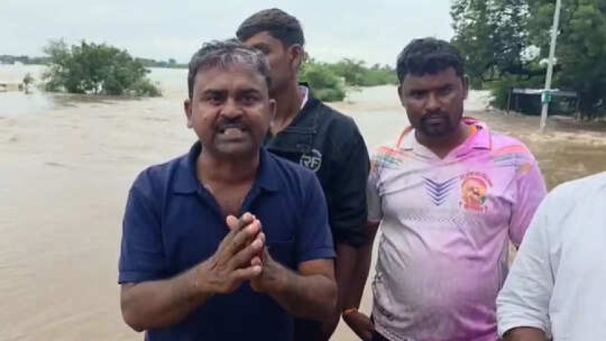 पुराच्या पाण्यामुळे रेस्क्यू टीमची बोट पंक्चर