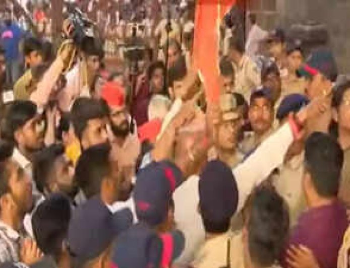 शनिवार वाडा परिसरात अखेर फडकला भगवा!