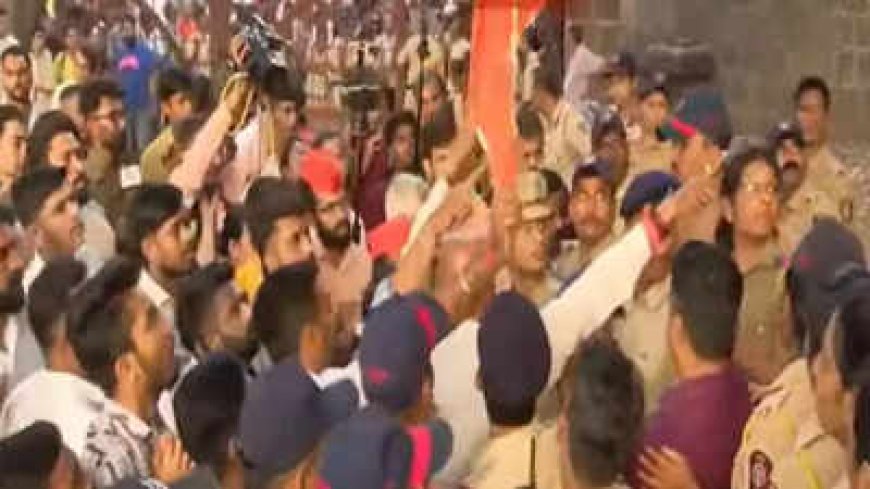 शनिवार वाडा परिसरात अखेर फडकला भगवा!