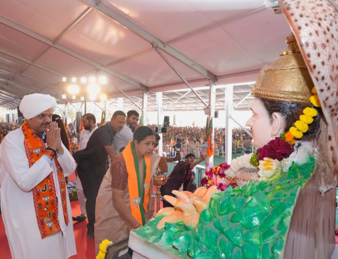 बाराबंदी पोशाखात देवाभाउंचे सिद्धरामेश्‍वर दर्शन!