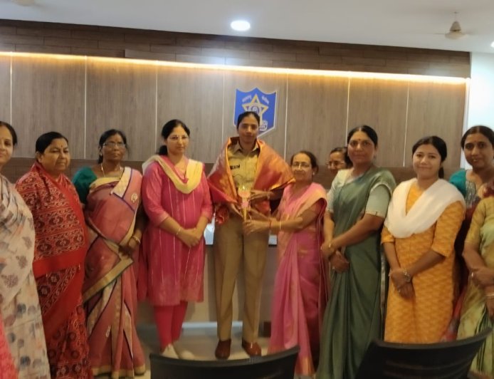 महिला दिनानिमित्त पोलीस बॉईज असोसिएशनकडून कर्तव्यदक्ष अधिकाऱ्यांचा सन्मान