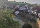 भीषण  अपघात, भाविकांचा टेम्पो विहिरीत कोसळून १४ ठार