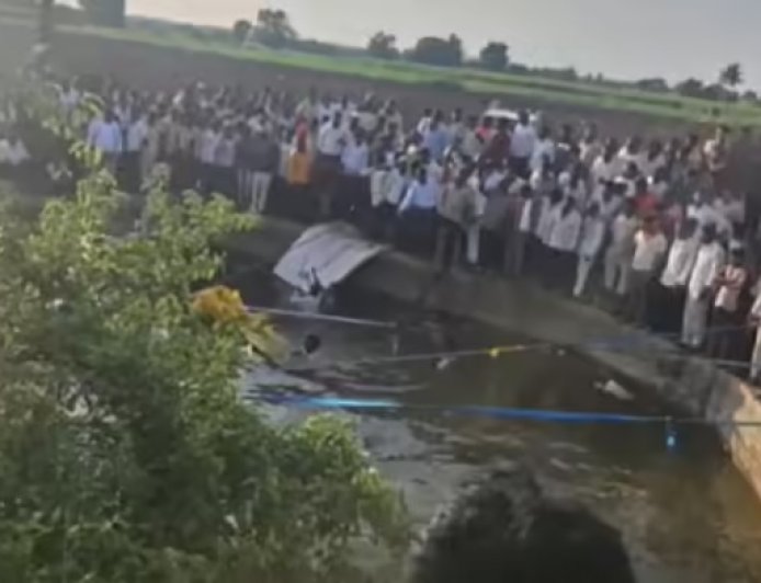 भीषण  अपघात, भाविकांचा टेम्पो विहिरीत कोसळून १४ ठार