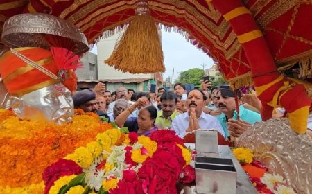 सर्वोदय,चाकोते नगरात 22 लाखाच्या निधीतून जलवाहिनी कामाचा शुभारंभ; आ.विजय देशमुखांनी घेतले संत गजानन महाराज पालखीचे दर्शन