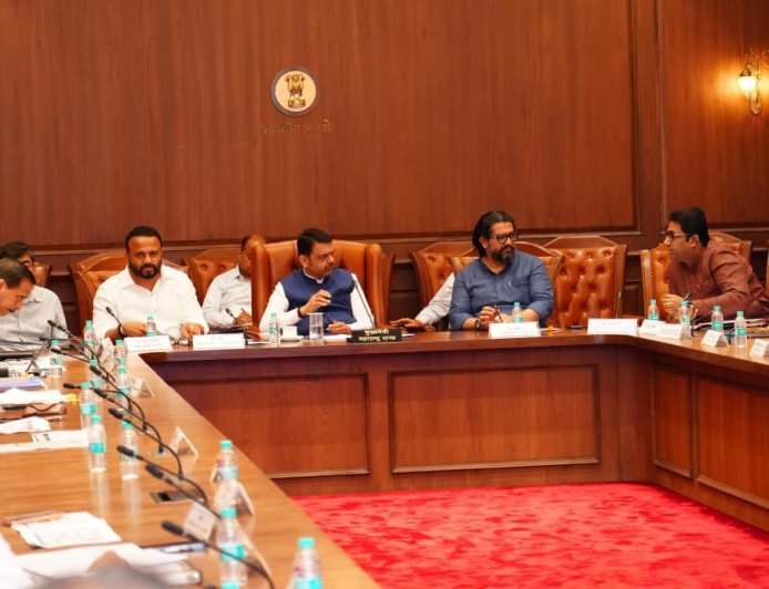 उड्डाणपूल, पाणीपुरवठा, आयटी पार्क, विमानसेवा विषय मुख्यमंत्र्यांकडून लागला मार्गी