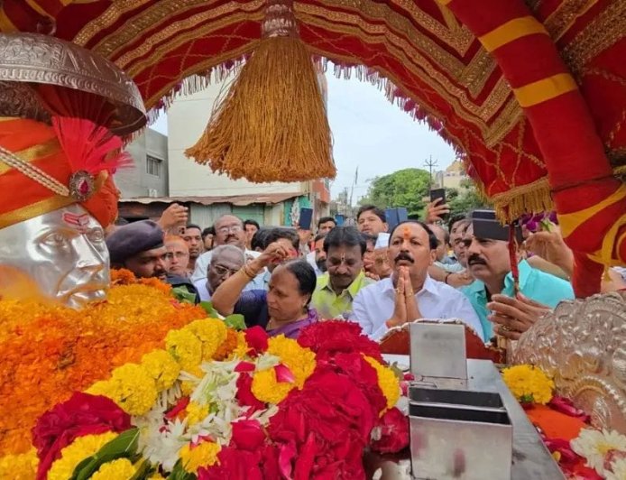 सर्वोदय,चाकोते नगरात 22 लाखाच्या निधीतून जलवाहिनी कामाचा शुभारंभ; आ.विजय देशमुखांनी घेतले संत गजानन महाराज पालखीचे दर्शन