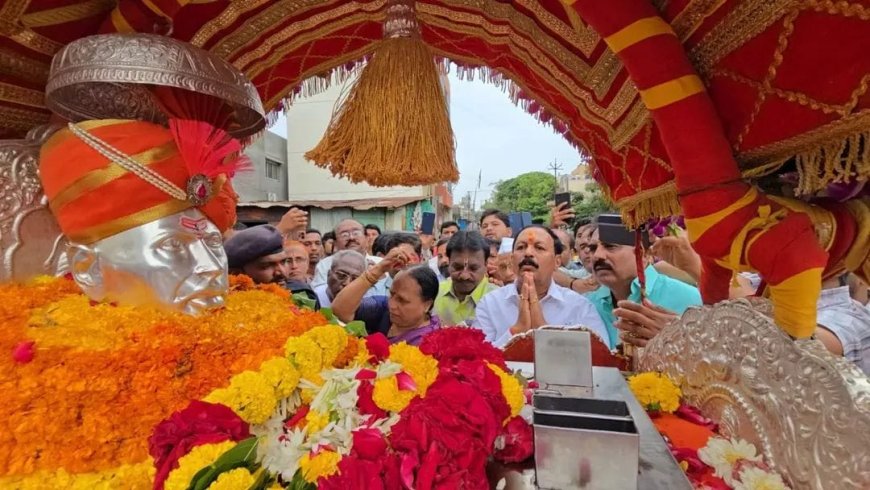 सर्वोदय,चाकोते नगरात 22 लाखाच्या निधीतून जलवाहिनी कामाचा शुभारंभ; आ.विजय देशमुखांनी घेतले संत गजानन महाराज पालखीचे दर्शन