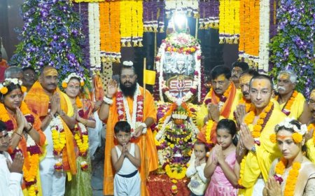 अजातशत्रू राजकीय नेते गुरूचरणी लीन!  होटगी बृहन्मठात हर हर महादेवचा जयघोष..