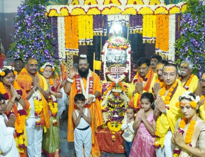 अजातशत्रू राजकीय नेते गुरूचरणी लीन!  होटगी बृहन्मठात हर हर महादेवचा जयघोष..