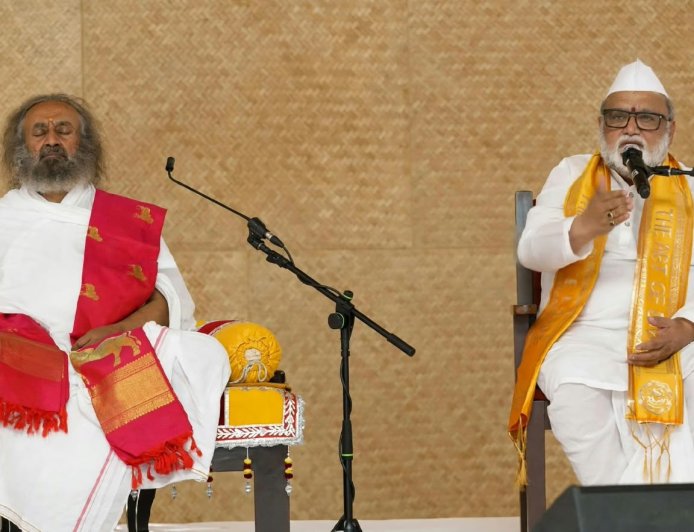 श्री श्री रविशंकर आश्रमात गहिनीनाथ महाराज औसेकर यांचा सत्संग