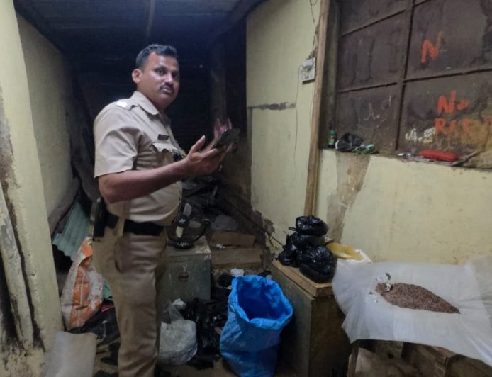 आरोग्य केंद्रात मावा अड्ड्यावर आयुक्त डॉ. ओंबासेंची ‘मुंडे स्टाईल’ धाड