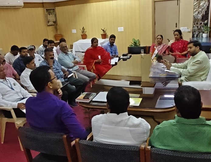 'ई बसेसना आता दिवाळीचा मुहूर्त; २ महिन्यापूर्वी बस आल्या...पण